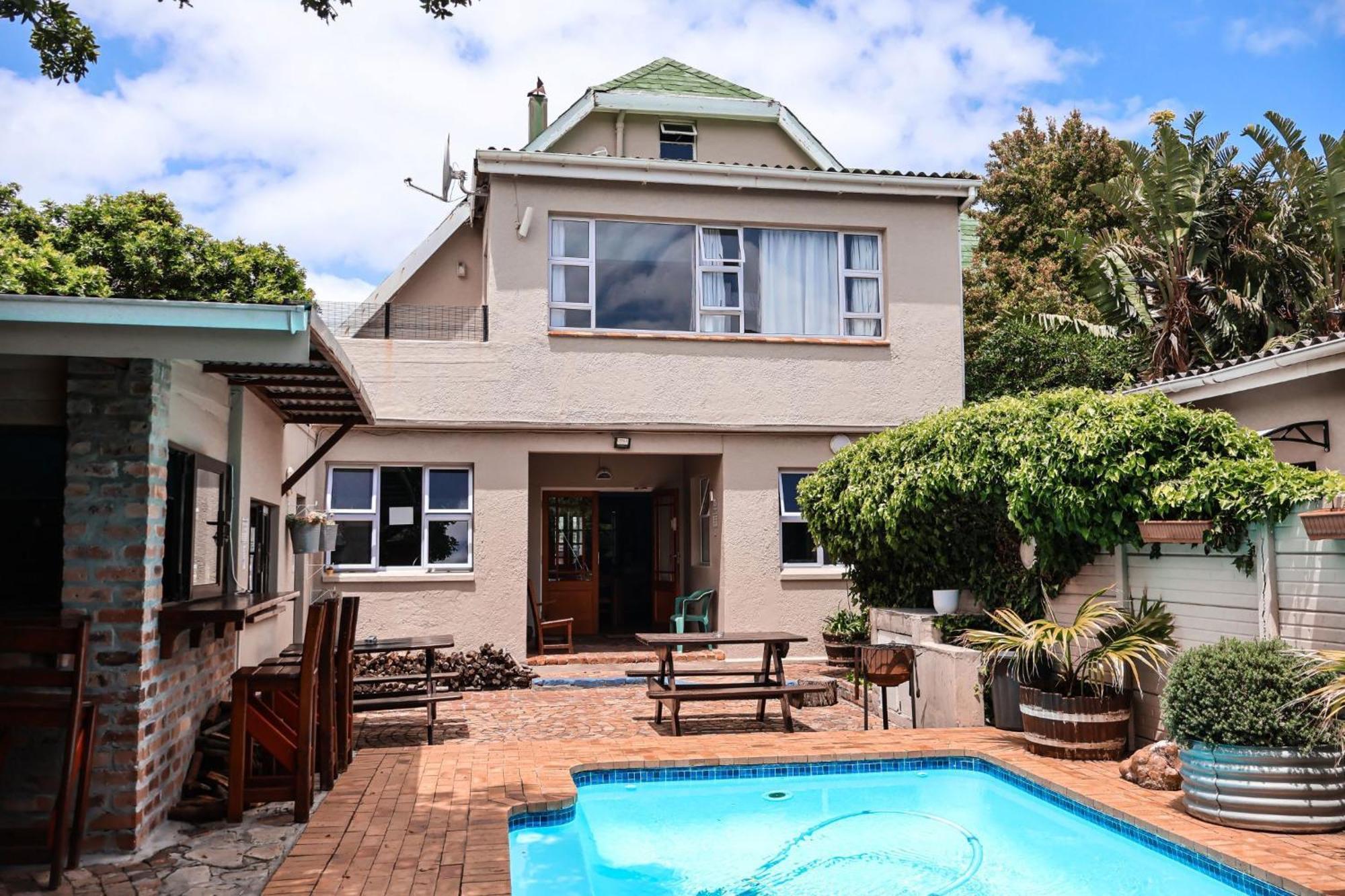 Backpackers & Budget Hostel