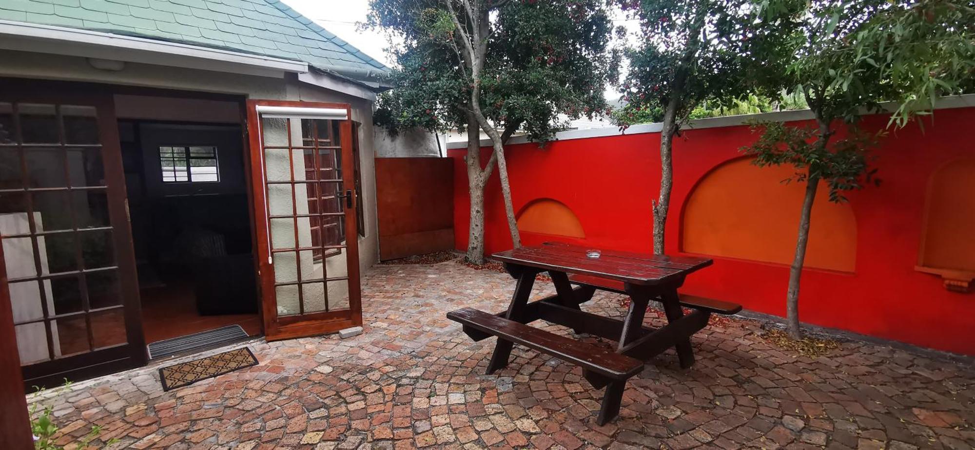 Backpackers & Budget Hostel *